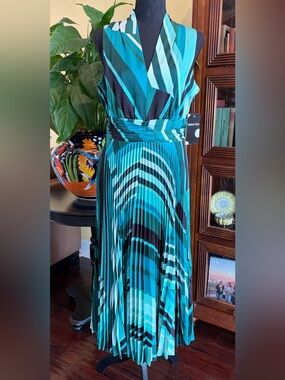 NWT! Maison Tara V-Neck Skirt Midi Dress.